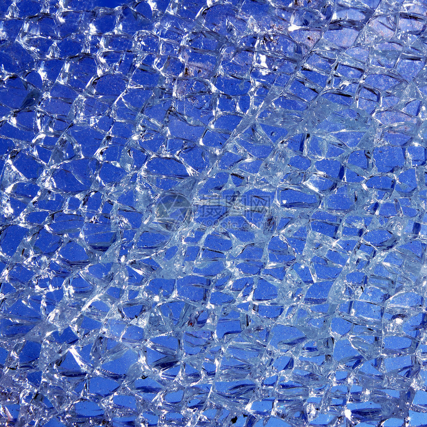 打破蓝色背景的破碎玻璃粉碎艺术天空白色天堂反射飞溅墙纸回收流动图片
