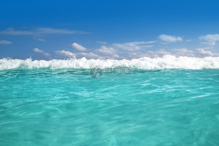 蓝色绿松石波加勒比海水泡沫天堂地标水线海洋热带天空液体海浪场景假期图片