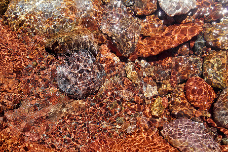 红岩透明化 底底水河下流红石流动液体投影透明度反射土壤公园岩石石头阴影背景图片