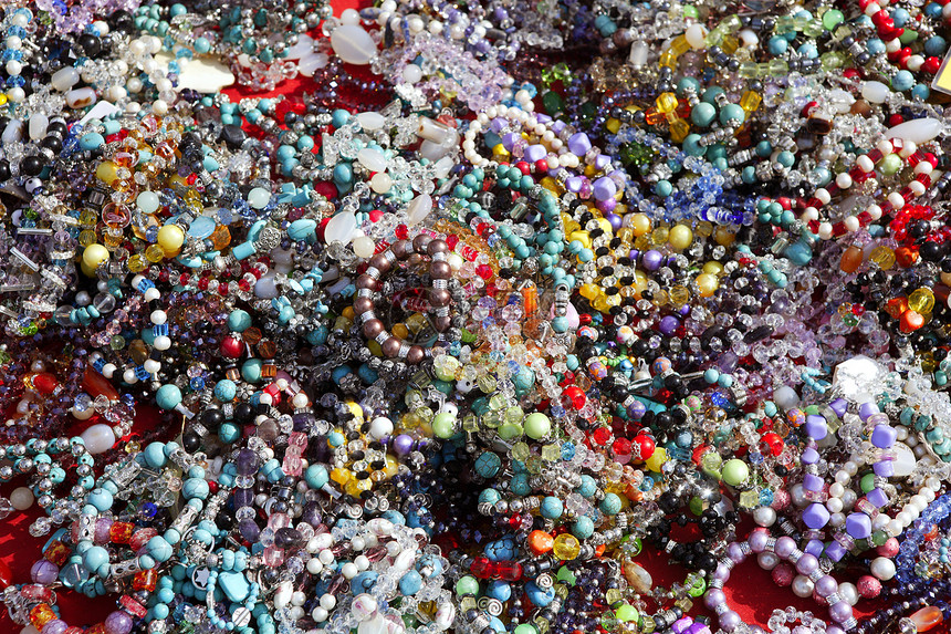 市场背景的彩色珠宝乱七八糟纪念品文化工艺手工玻璃小饰品礼物首饰团体销售图片