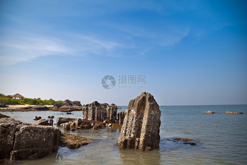 美丽的海滩 有岩石海洋悬崖风化天空波浪三叶草海岸线吸引力海岸苔藓图片