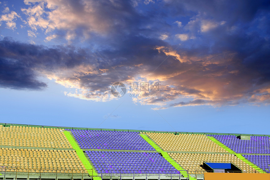 体育场多彩的面台站在蓝天上塑料足球观众扇子座位民众天空场地剧院长椅图片