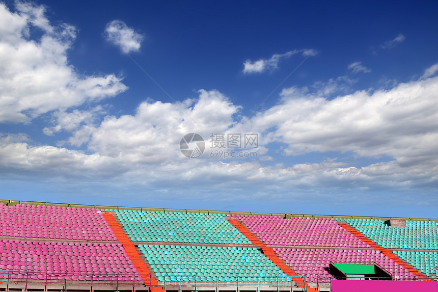 体育场多彩的面台站在蓝天上竞赛音乐会剧院足球站立座位运动团队扇子塑料图片