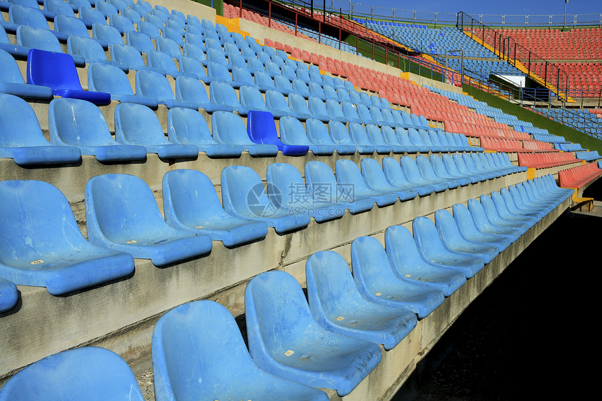从足球体育场视角看年老席位椅子竞赛站立场地塑料运动扇子操场观众民众图片