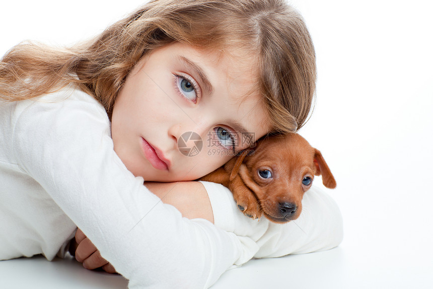 带着小皮猪宠物吉祥物狗的黑褐色女孩童年犬类幸福婴儿孩子们别针微笑眼睛棕褐色女性图片