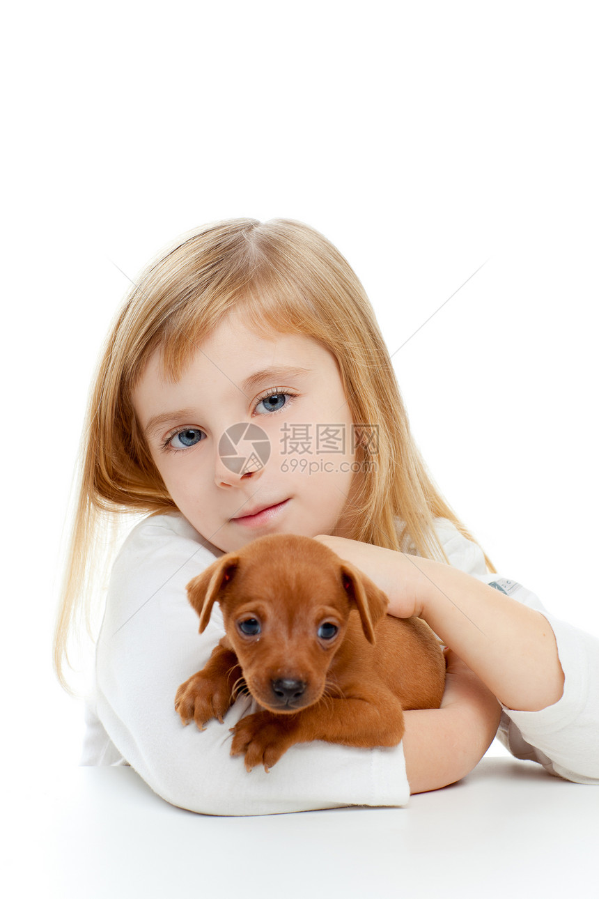 带狗狗小狗的小皮条手的Blond女孩婴儿哺乳动物钳子朋友眼睛女性童年家庭毛皮友谊图片