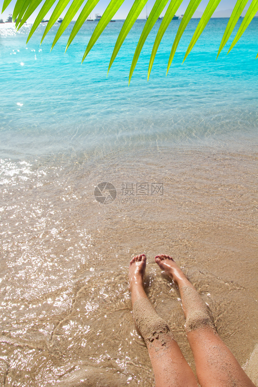 女童在沙滩沙岸上腿上的幼女腿孩子蓝色晒黑生活假期棕褐色海滩孩子们赤脚女儿图片