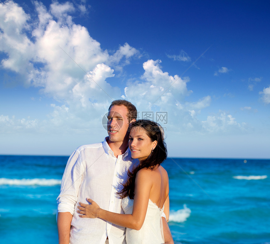在蓝海度假中 情侣相爱的拥抱妻子蜜月丈夫新娘海滩女孩幸福男性裙子假期图片