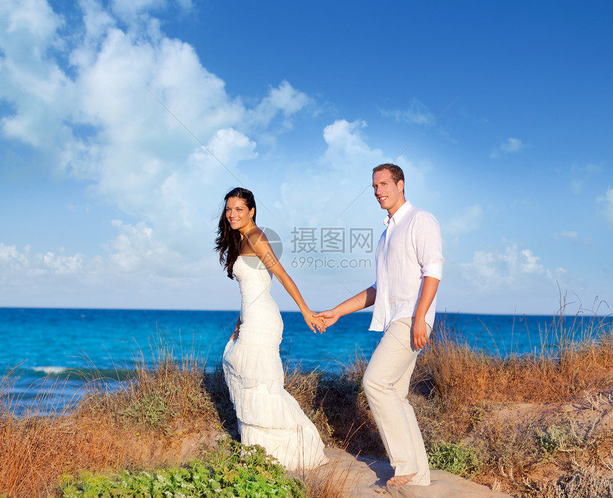 在地中海海滩上相爱的情侣海岸夫妻情感男人海洋恋人假期裙子丈夫女士图片