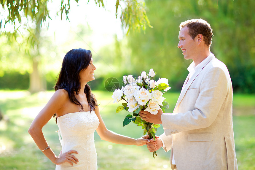 刚结婚的夫妻 男人拿着鲜花新娘花园婚礼已婚情感仪式套装玫瑰女孩婚姻图片