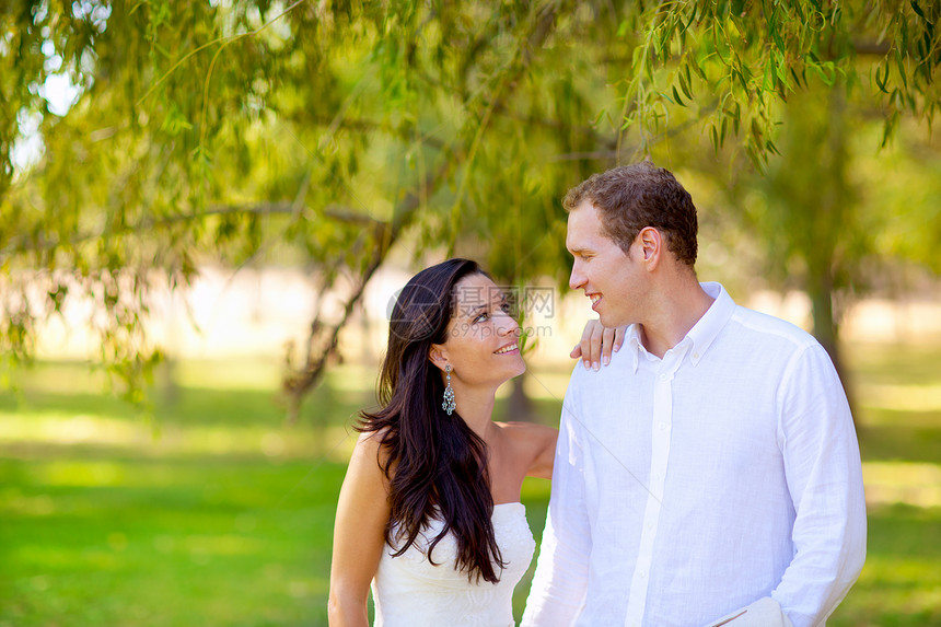 在野外绿色公园中快乐的情侣花园蜜月情感女孩妻子男性套装男人仪式幸福图片