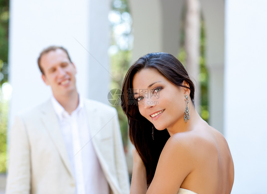 快乐的美丽的女人和男人肖像妻子联盟幸福女性夫妻恋人成人阳光裙子新娘图片