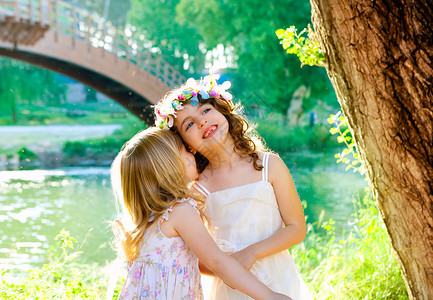 女孩在春季户外河边公园玩耍背景图片