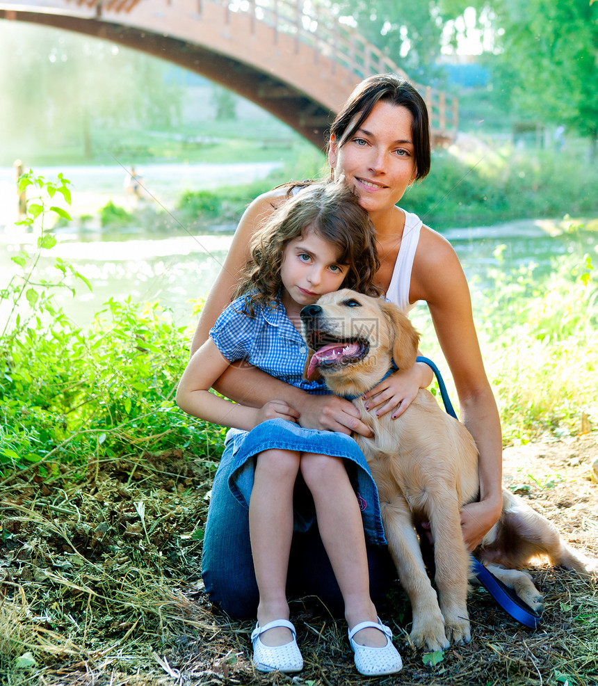 女儿和母亲有金色的采金机眼睛孩子猎犬公园姐姐女性微笑哺乳动物宠物朋友图片