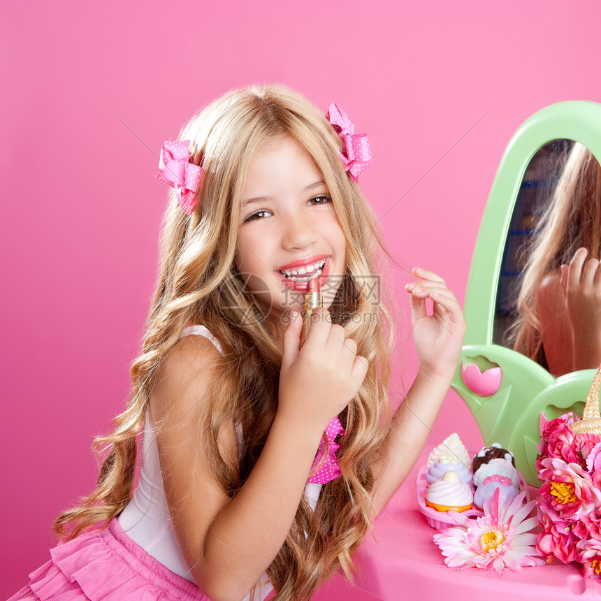 时装娃娃小小女孩口红化成粉色虚荣微笑反射化妆品孩子女性镜子头发幸福玩具花朵图片