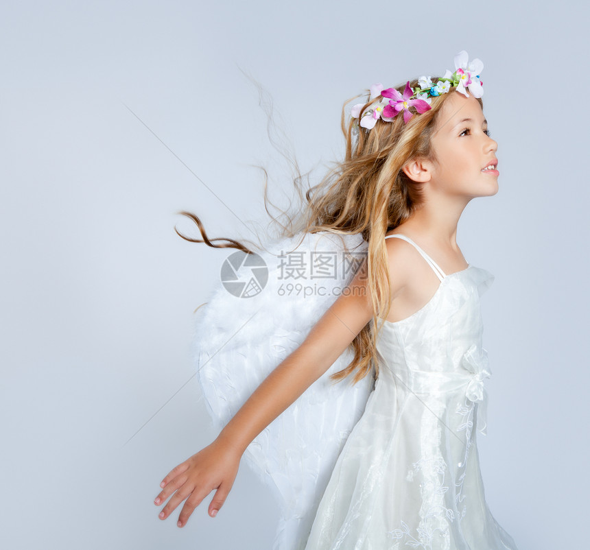 天使女孩在头发时装花冠上吹着女天使风翅膀白色花朵快乐幸福孩子金发裙子卷曲孩子们图片