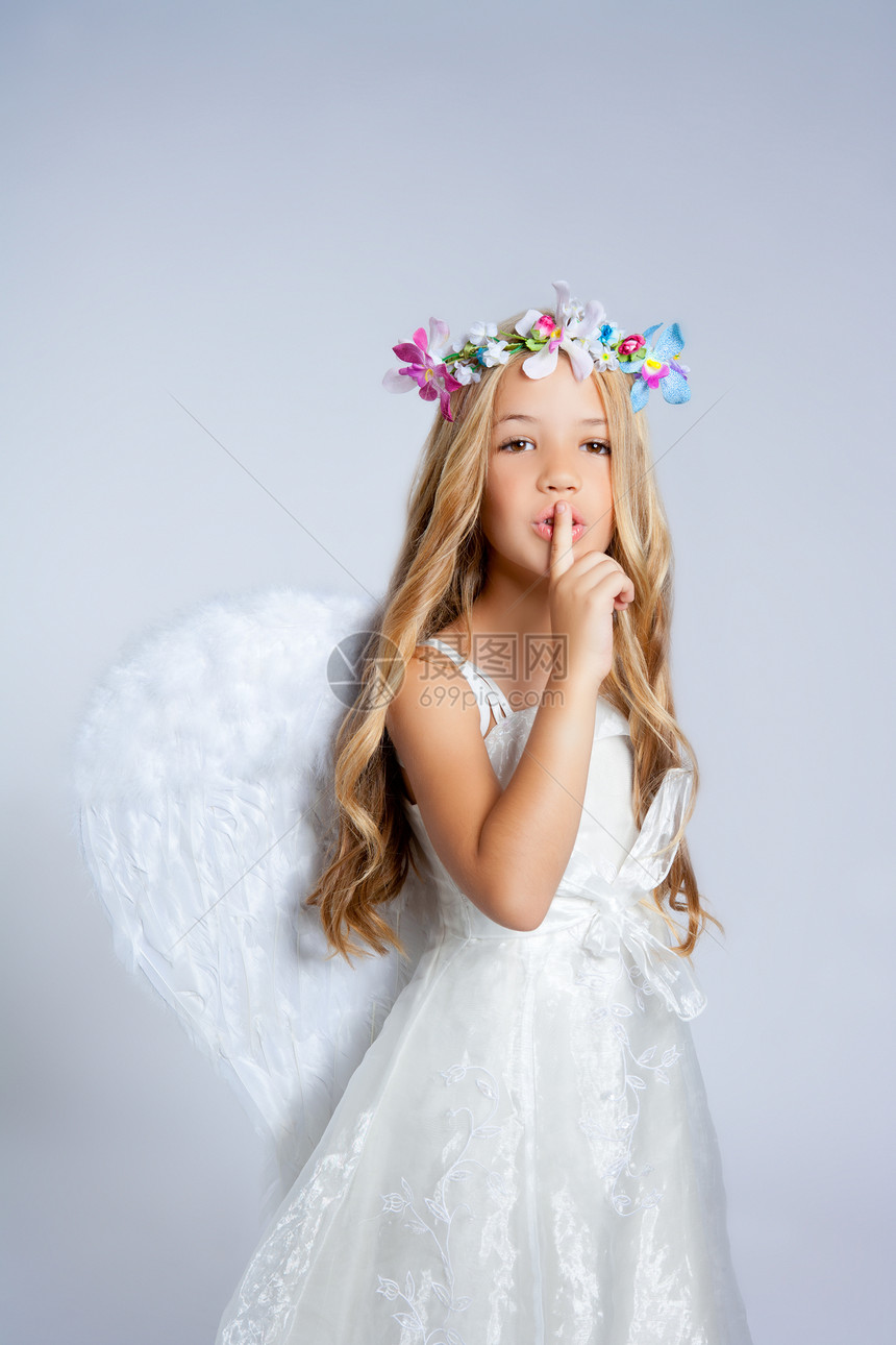 Angel儿童小女儿在嘴里睡觉时用手指孩子们裙子卷曲戏服快乐静音幸福手势头发女孩图片