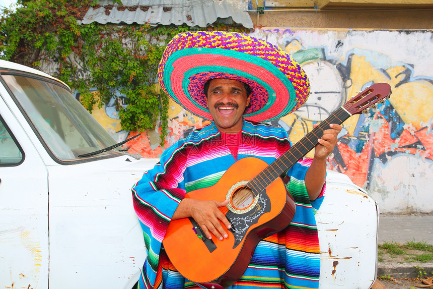 墨西哥幽默男子笑着弹吉他时享受戏服拉丁男性乐队音乐吉他车辆乐器牙裔图片