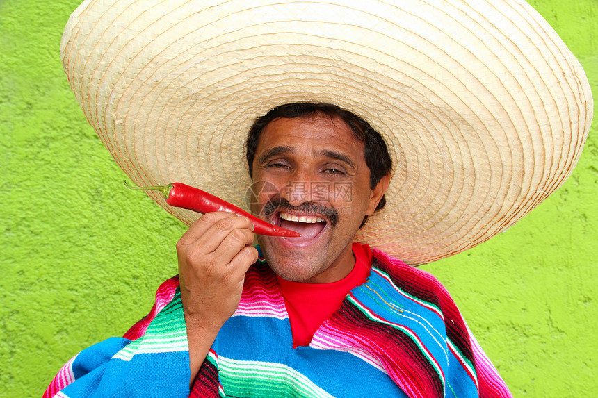 墨西哥人肉卷饼吃红辣辣辣辣辣椒戏服男性胡椒刮刀幸福拉丁边帽雨披胡子男人图片
