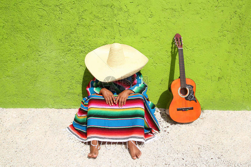 Nap 懒懒的墨西哥典型墨西哥人 苏姆布瑞罗男人坐着音乐戏服热带乐队乐器午休人行道男性地面衣服图片