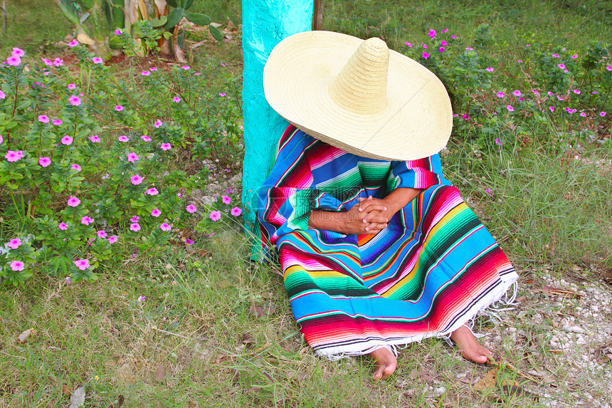 墨西哥懒惰的苏布雷罗帽子 男人poncho午睡花园乐队边帽雨披衣服睡眠土壤拉丁大男子刮刀主义图片