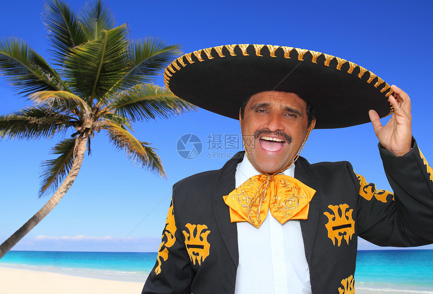 沙罗马里亚奇在墨西哥海滩欢唱歌手唱歌大男子热带蓝色幸福男性棕榈主义拉丁图片
