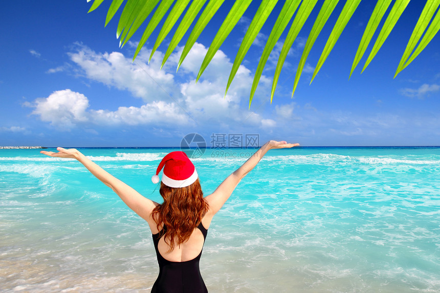 桑塔省妇女旅游圣诞节狂欢节假海岸支撑地平线海滩通体幸福蓝色泡沫游泳衣女性图片