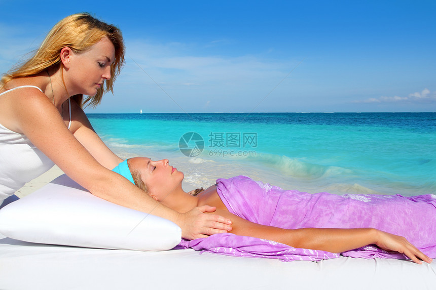 加勒比海海滩女性的玛雅 Reiki按摩灵气女孩蓝色身体温泉按摩师闲暇热带理疗异国图片