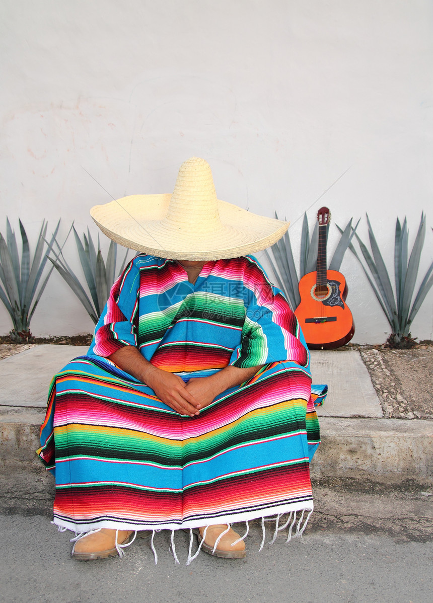 墨西哥懒人坐着吉他 午睡睡眠帽子刮刀地面午休热带拉丁衣服人行道大男子图片