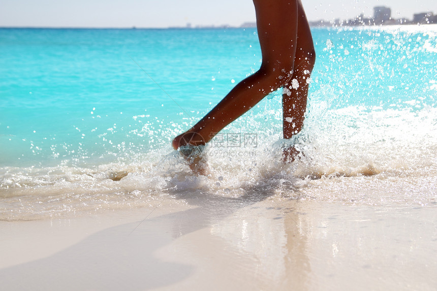 妇女双腿在水边上流水海滩脚印支撑棕褐色保健卫生太阳跑步福利赤脚图片