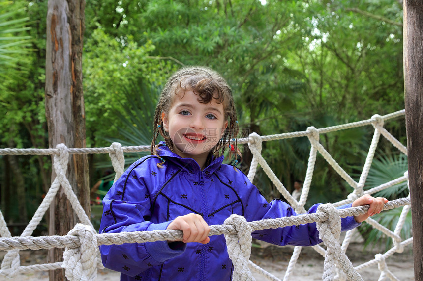 丛林公园绳桥上的冒险小姑娘童年树木建造娱乐平衡棕榈黑发光束热带挑战图片