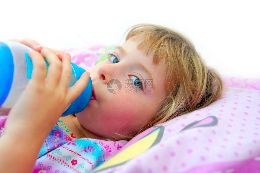 女孩在床上喝着一瓶牛奶枕头眼睛饮料婴儿营养食物塑料液体童年蓝色图片