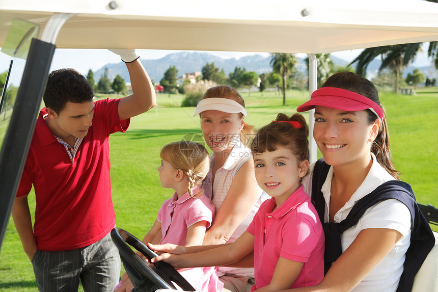 母亲和女儿在高尔夫球中家庭男性爱好女性团队女孩们晴天朋友们俱乐部假期图片