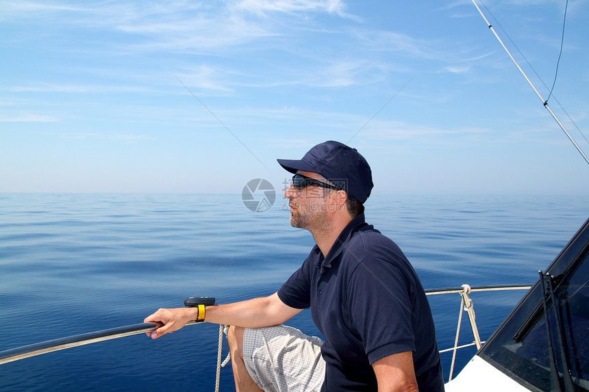 蓝蓝色平静的洋流水娱乐运动游艇太阳运输绳索索具男人帆船导航图片
