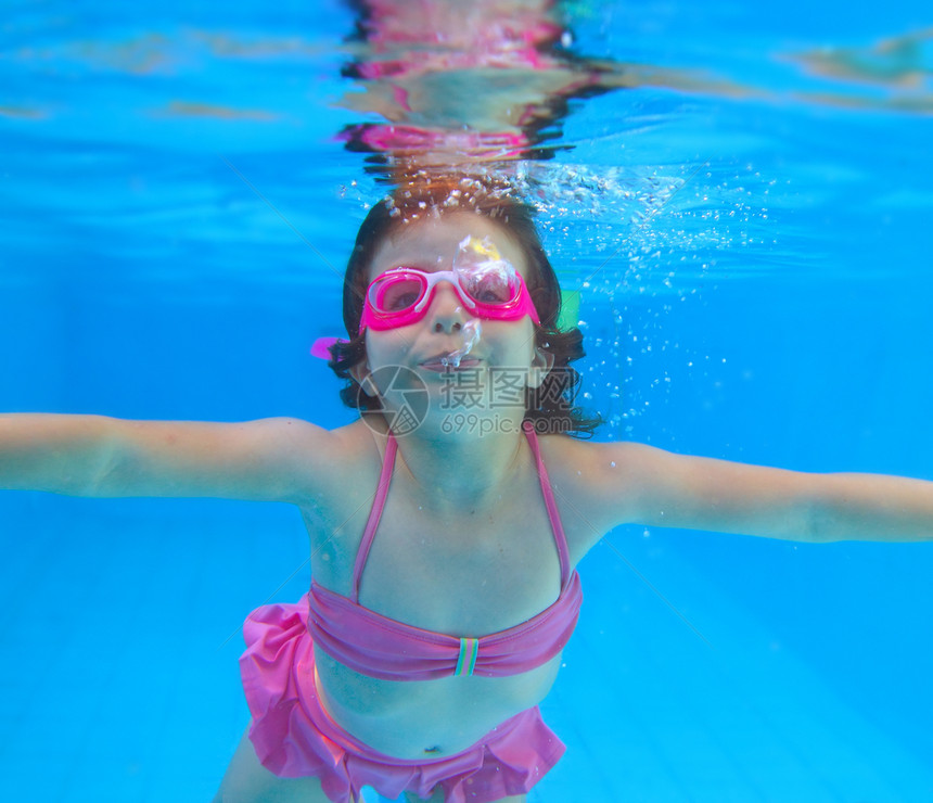 粉红色比基尼蓝色游泳池 Bink Bikini享受黑发瓷砖潜水面具乐趣女孩游泳衣童年运动图片