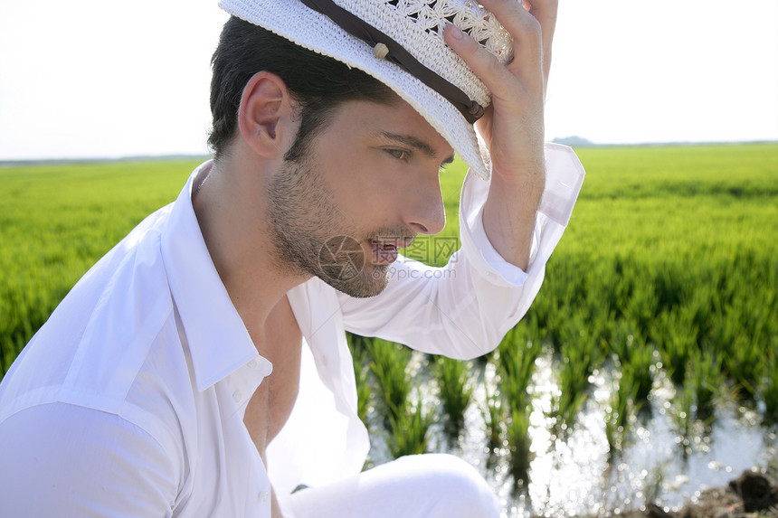 地中海人肖像白帽子Inmeadow幸福发型场地晴天喜悦快乐蓝色运动闲暇植物图片