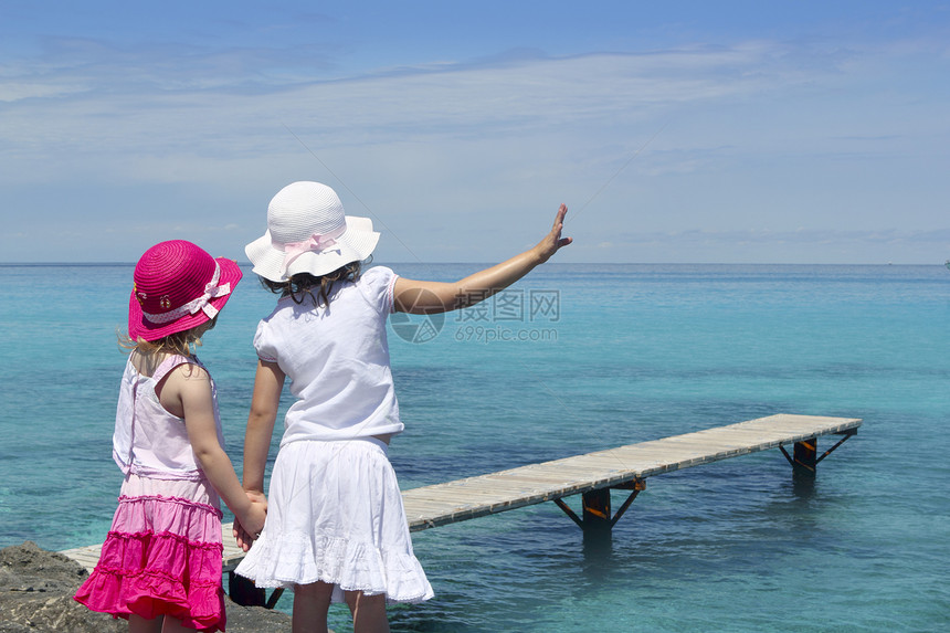 两个女孩 游览绿绿海 告别手势家庭码头海岸乐趣海洋婴儿游客女士孩子蓝色图片