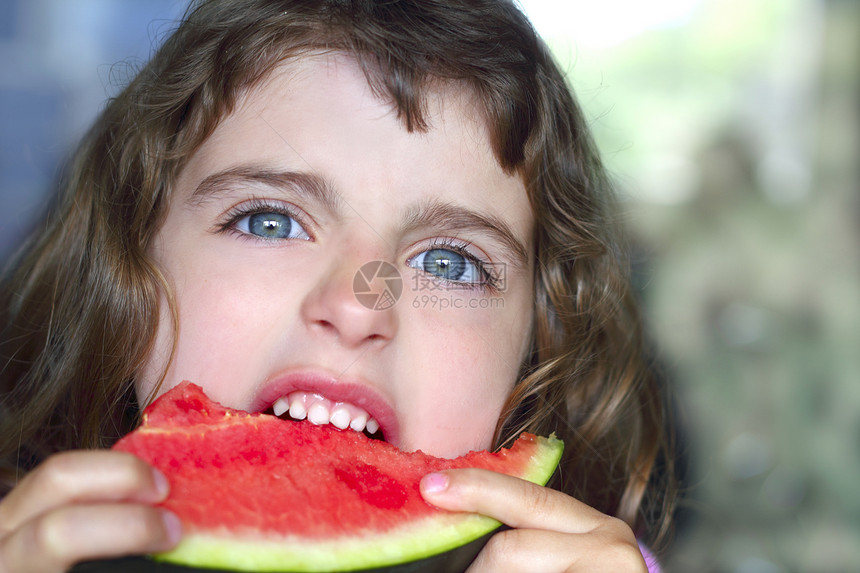 吃西瓜切片的近身小女孩肖像童年食物女孩孩子营养水果小吃女性牙齿眼睛图片