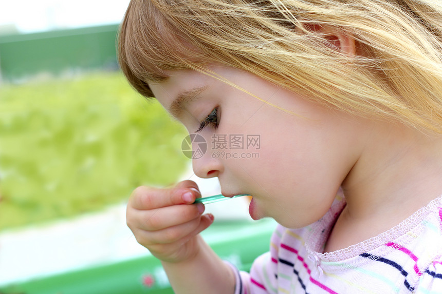 金发女孩 吃冰淇淋肖像孩子小吃孩子们喜悦甜点奶油勺子童年幸福营养图片