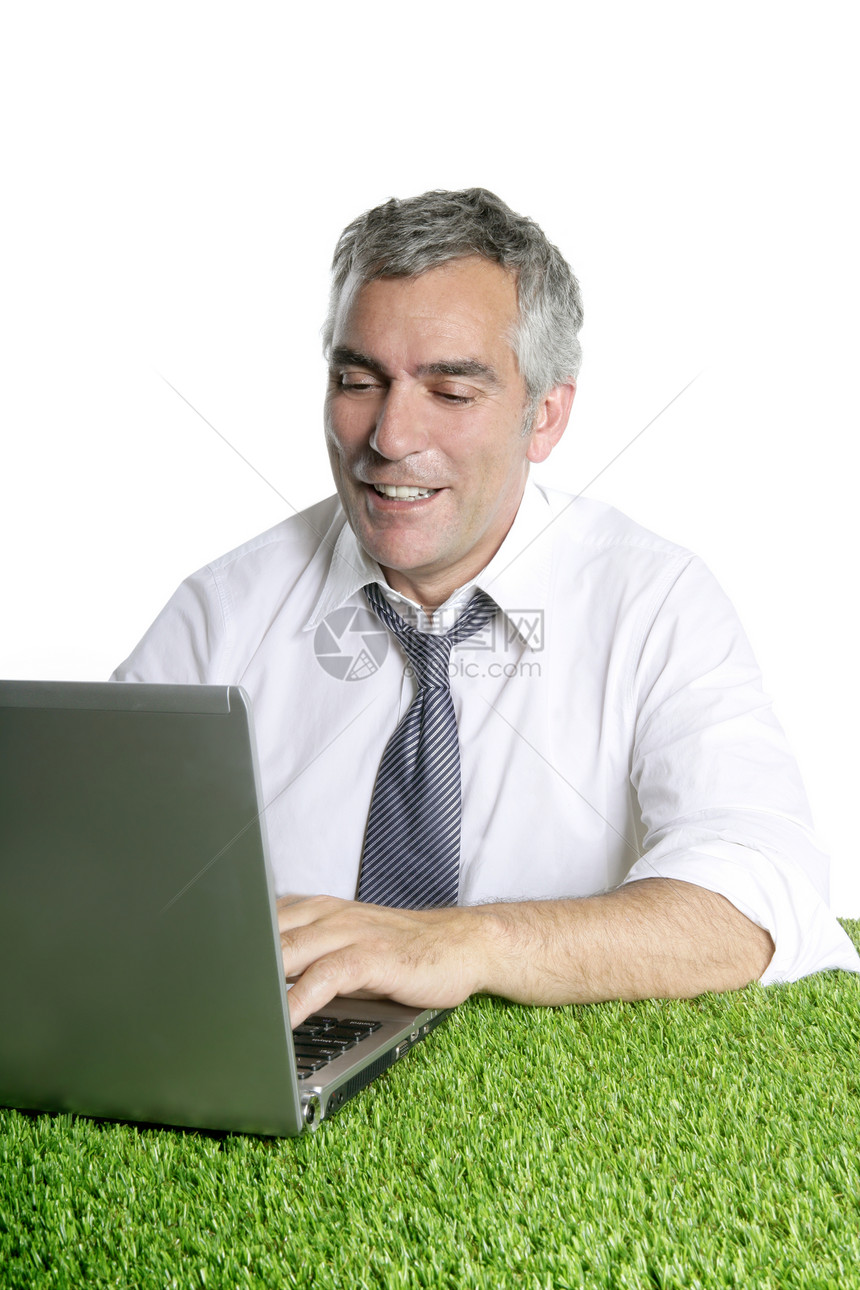 快乐的高级商务人士在绿色草地工作老板生态经理笔记本桌子办公室男性头发环境专家图片