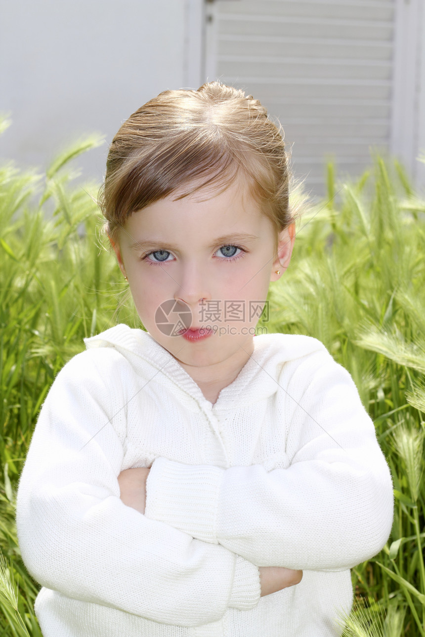 愤怒失望的姿态 小小女孩草地晴天孩子头发婴儿蓝色花园金发尖刺手势金发女郎图片