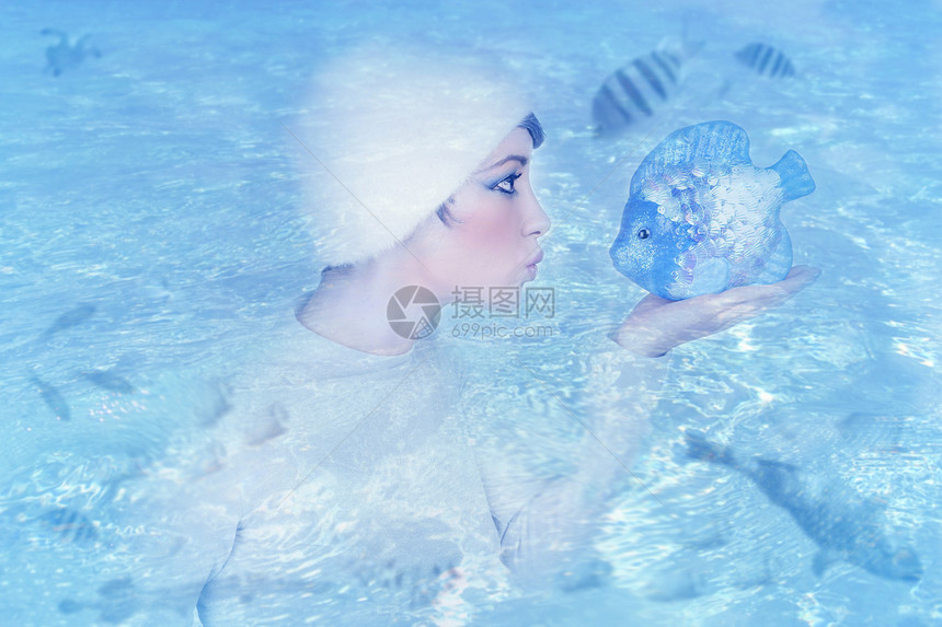 持有鱼亲吻表达式的女性简介蓝色温泉旅行女孩假期女士手势水族馆海洋魅力图片