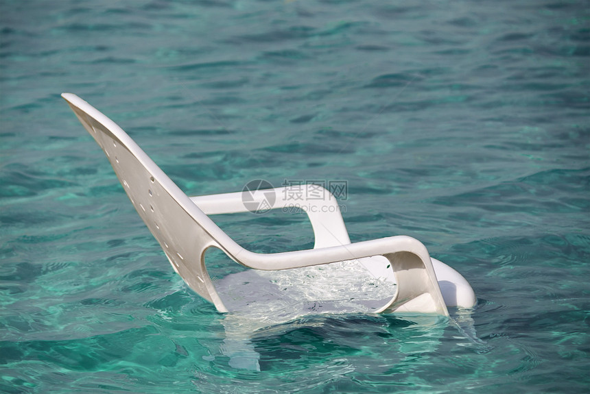 海上白色塑料沙滩椅图片