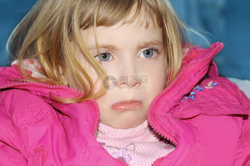 金发小女孩肖像中的悲伤姿态眼睛女儿宏观女性女孩孩子婴儿哭泣手势情感图片