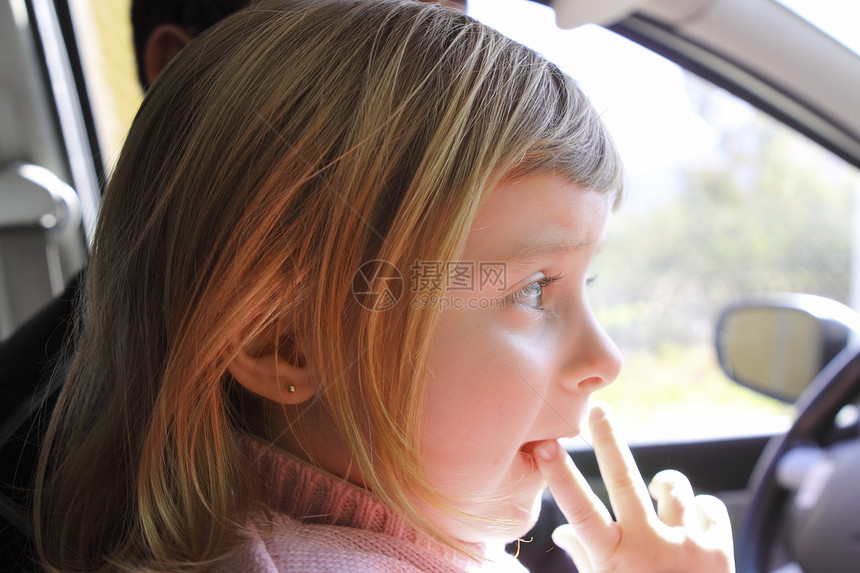 汽车室内肖像中的金发小女孩图片