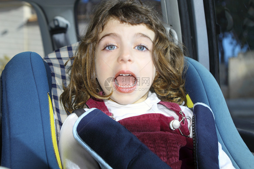 车内快乐的小女孩在汽车安全儿童座椅上运输腰带生活乐趣椅子孩子蓝色乘客安全带微笑图片