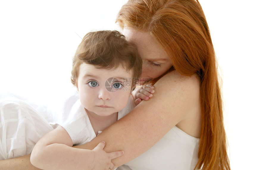 婴儿和红发母亲怀着白色的拥抱童年眼睛宏观皮肤妈妈孩子家庭女孩女儿幸福图片