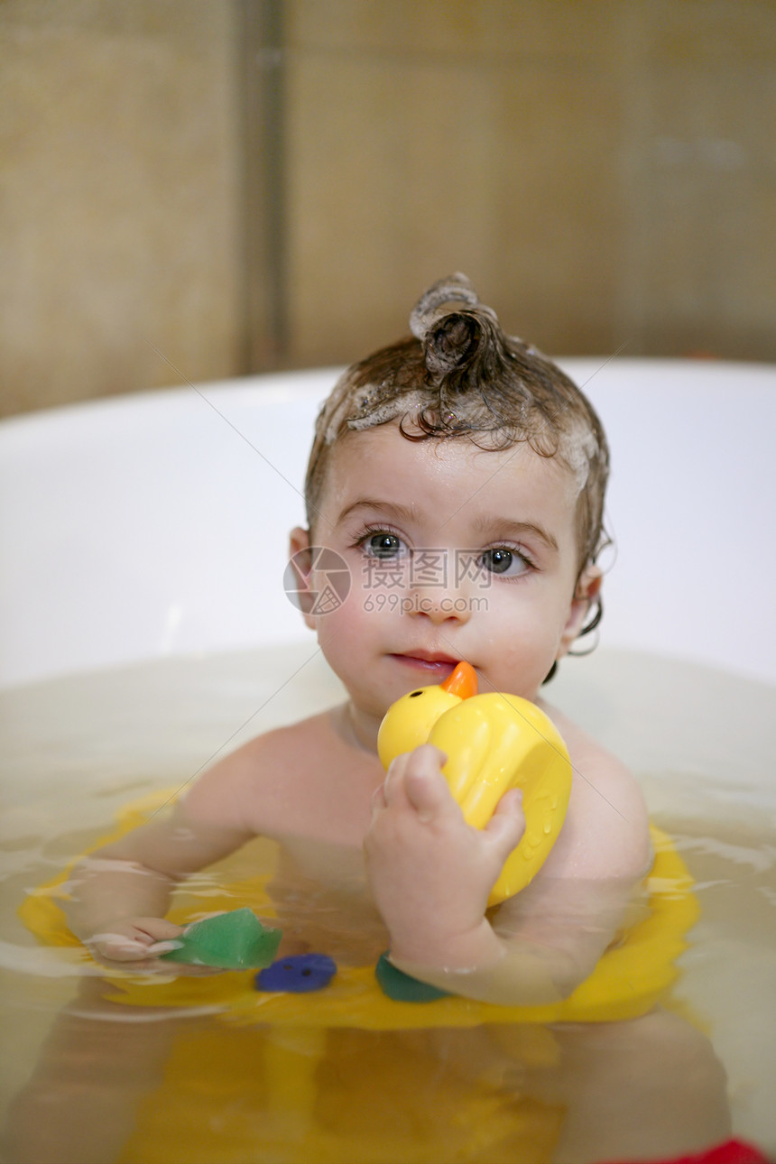 正在洗澡的小女孩小女儿玩黄鸭图片