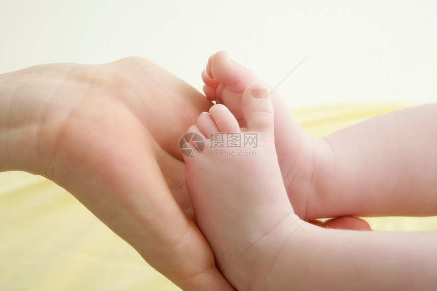 母亲亲手抚育婴儿的脚童年皮肤女孩妈妈女儿生活宏观儿子新生家庭图片