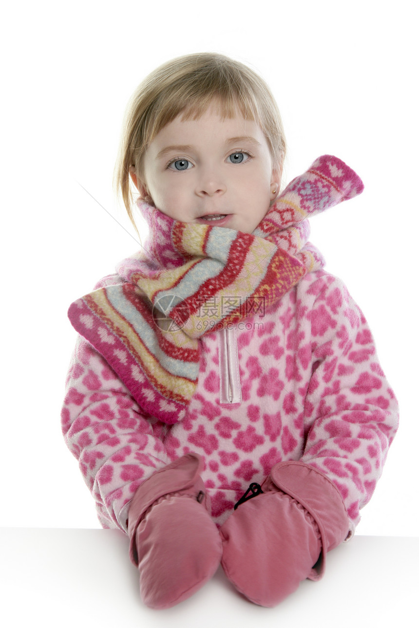 带粉色围巾和手套的金发女孩女性喜悦婴儿青年毛皮微笑蓝色季节孩子童年图片